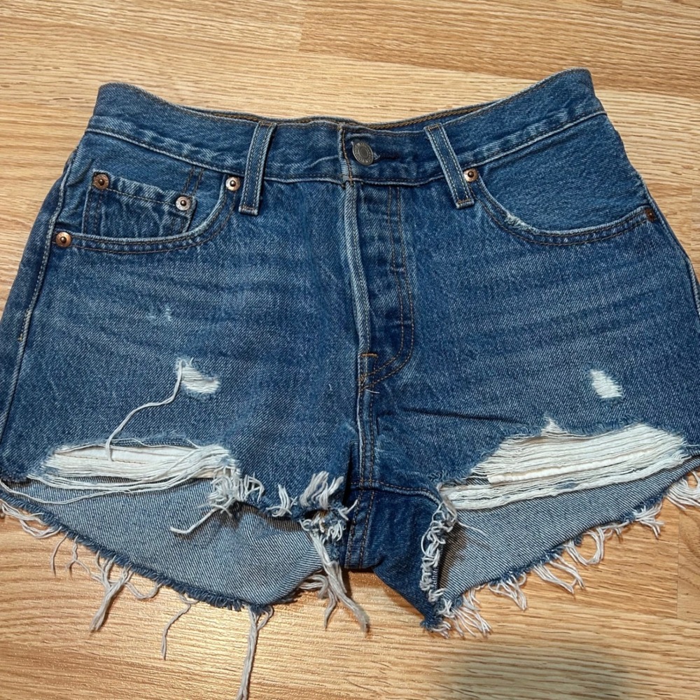 Levis 501 Original Womens Distressed Denim Shorts Medium Wash Blue Size 25 56327